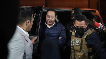 Luis Arce espera en una