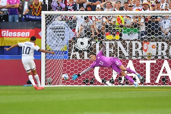 En la jornada de 16avos, Orlando Gill se convirtió en el héroe de Paraguay en la primera tanda de penales del Mundial (AP Foto/Steven Senne)