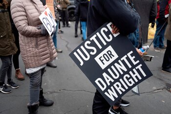 Un manifestante sostiene un letrero