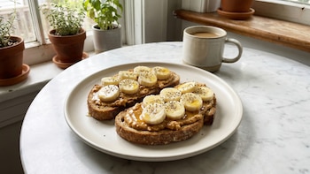Pan tostado con crema de cacahuate y plátano: desayuno rápido y nutritivo para empezar el día