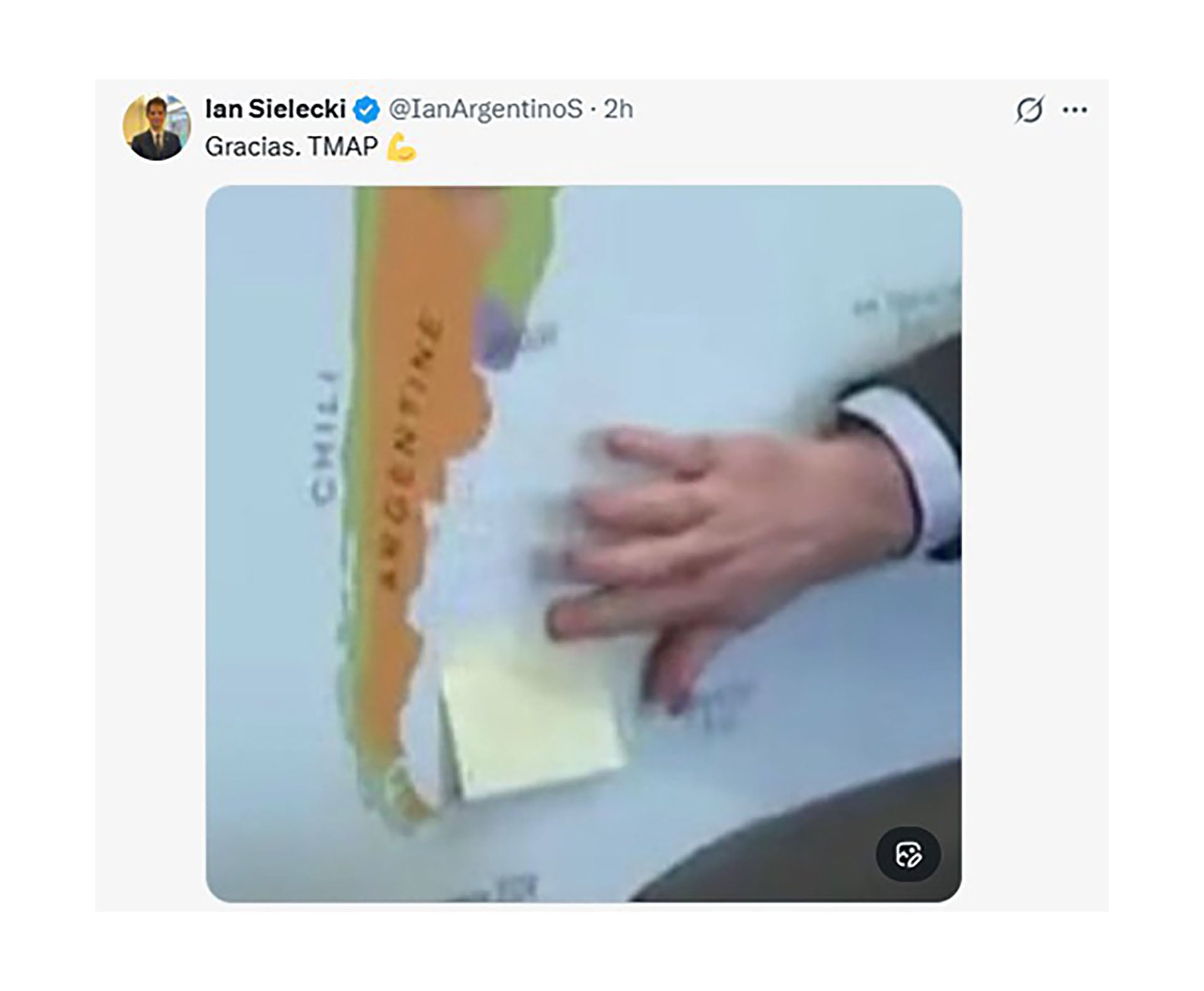 Momento en que tapan con un papel autoadhesivo la denominación británica de las islas