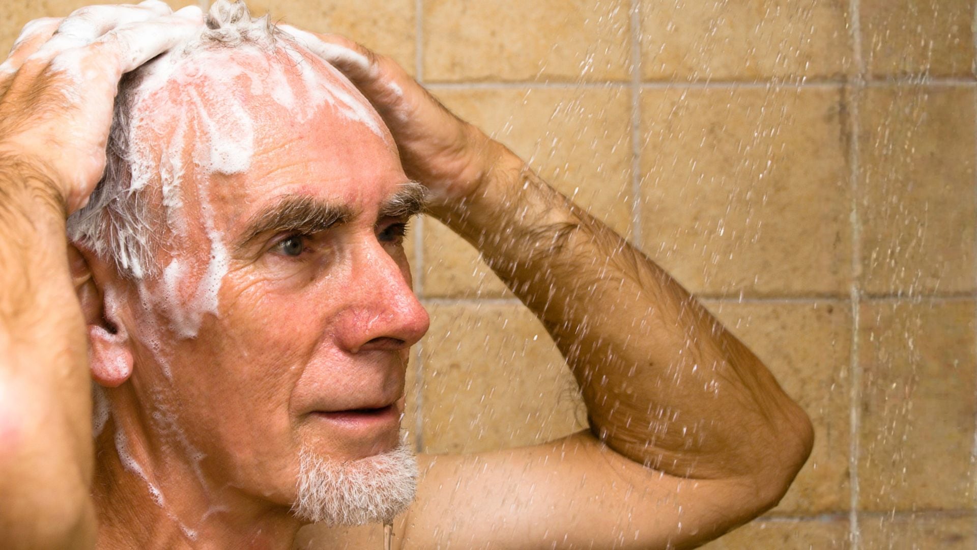 ¿Por qué no es bueno que una persona de 65 años se duche todos los días?