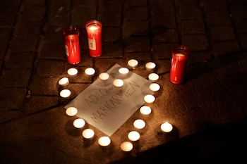 Mensajes y velas en la Puerta del Sol de Madrid tras conocerse el fallecimiento de Maricarmen. (Efe)