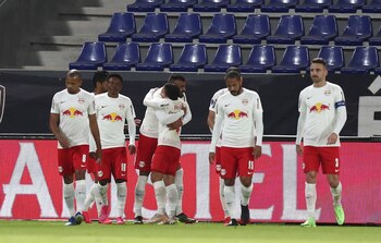 Jugadores de Bragantino celebran un