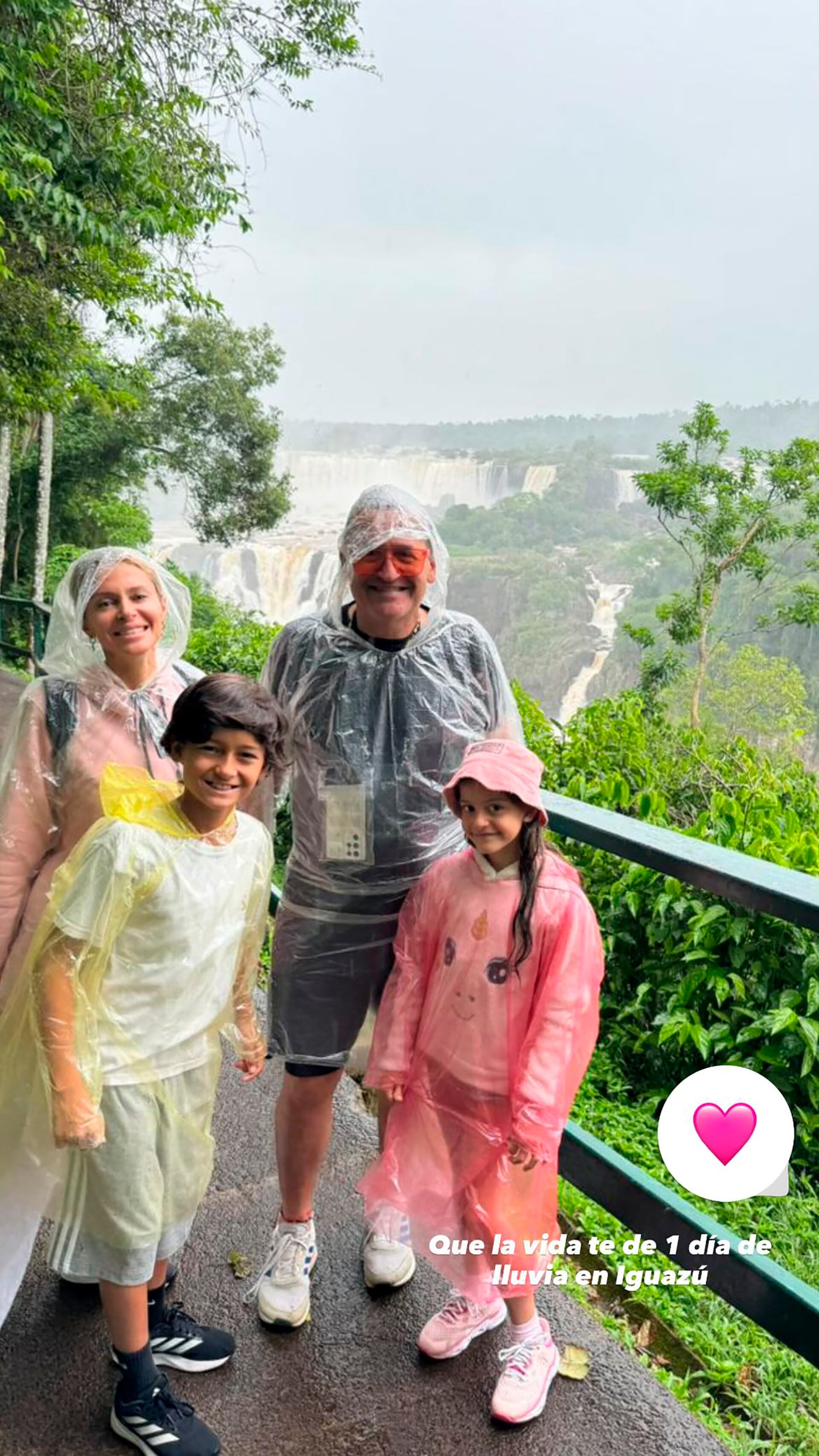 Vanina junto a Álvaro Navia y sus dos hijos, Benicio y Joaquina