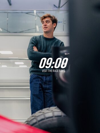 Colapinto, visitando a los mecánicos