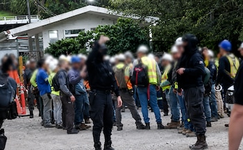 Agentes de la Policía de Migración y la Fuerza Pública participaron en el operativo que permitió ubicar a 56 ciudadanos peruanos en una mina de Miramar de Puntarenas. Crédito: Captura Presidencia de La República