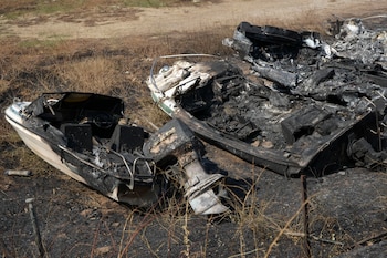 Vista de los daños causados por el incendio en la localidad madrileña de Pelayos de la Presa este martes. (EFE/Nahia Peciña)