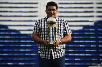 Omar Asad levanta la Copa