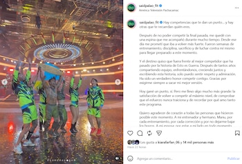 Seis personas celebran en un escenario con luces y confeti. Uno de los hombres alza un trofeo con forma de tabla