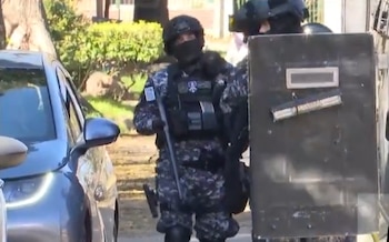 Operativo en la casa frente de un abusador buscado desde 2024 (Captura Telemundo/Canal 12)