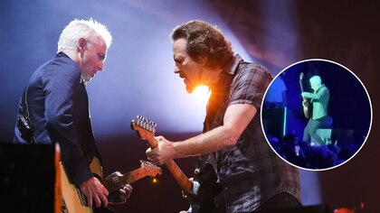 El momento en que Mike McCready de Pearl Jam se cayó del escenario y siguió tocando su solo de guitarra