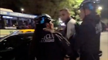 Brutal ataque a un colectivo en Constitución: un venezolano destruyó la unidad a palazos y fue detenido