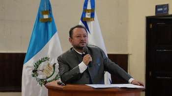 La medida judicial implica que la continuidad del procedimiento académico se mantiene a la espera de resoluciones sobre la legalidad de la conformación y actuación de la comisión que supervisó la elección reciente (Foto cortesía Universidad de San Carlo)