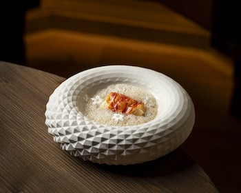 Bogavante asado, cocido madrileño y coliflor, en el restaurante de Eneko Atxa en Madrid (Cedida)