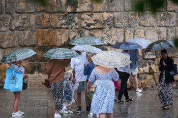 Imagen de archivo de transeúntes protegidos con paraguas durante las fuertes lluvias, a 19 de junio de 2024, en Sevilla (Andalucía, España). (María José López/Europa Press)