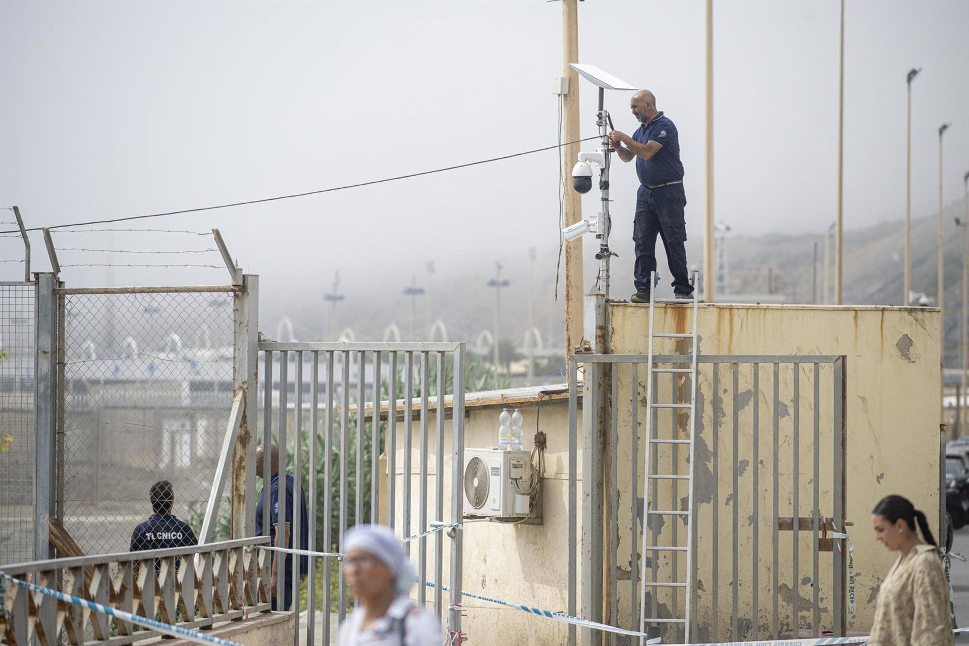 04/09/2026 Un operario instala una nueva cámara de seguridad, en la frontera de El Tarajal, a 4 de septiembre de 2026, en Ceuta (España). El Ministerio del Interior adjudicó el pasado 29 de julio un contrato para dotar a la Guardia Civil de un nuevo sistema de videovigilancia de largo alcance destinado, entre otros cometidos, a reforzar el control de las fronteras y anticipar episodios de presión migratoria. Apenas veinticuatro horas después, Ceuta vivía una de las mayores avalanchas migratorias de su historia reciente, con decenas de miles de personas accediendo a la ciudad autónoma por mar y por el perímetro fronterizo.
POLITICA
Marcos Moreno - Europa Press