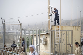 04/09/2026 Un operario instala una nueva cámara de seguridad, en la frontera de El Tarajal, a 4 de septiembre de 2026, en Ceuta (España). El Ministerio del Interior adjudicó el pasado 29 de julio un contrato para dotar a la Guardia Civil de un nuevo sistema de videovigilancia de largo alcance destinado, entre otros cometidos, a reforzar el control de las fronteras y anticipar episodios de presión migratoria. Apenas veinticuatro horas después, Ceuta vivía una de las mayores avalanchas migratorias de su historia reciente, con decenas de miles de personas accediendo a la ciudad autónoma por mar y por el perímetro fronterizo.
POLITICA
Marcos Moreno - Europa Press