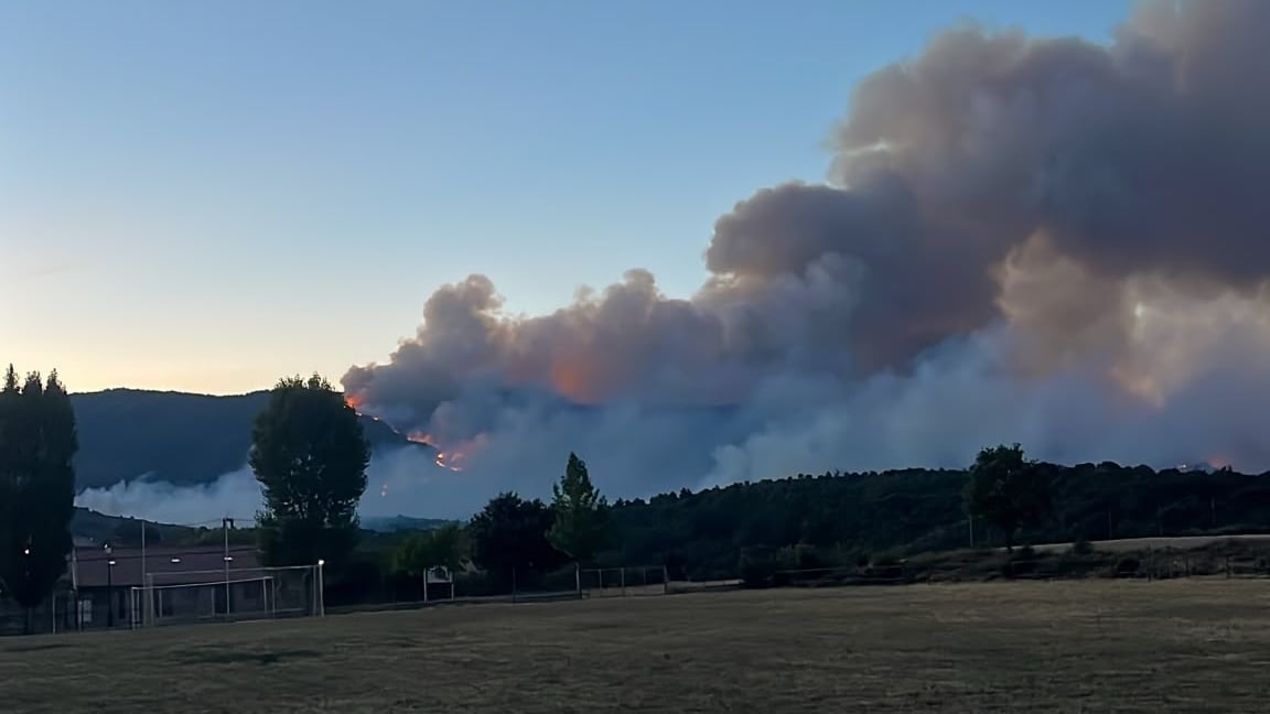 El incendio de La Mierla (Guadalajara) se salta un cortafuegos y acecha al pueblo de Arroyo de las Fraguas: “Ahora sí que estamos perdidos”
