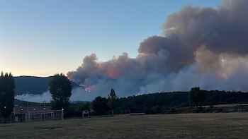 El incendio de La Mierla (Guadalajara) se salta un cortafuegos y acecha el pueblo de Arroyo de las Fraguas: “Ahora sí que estamos perdidos”