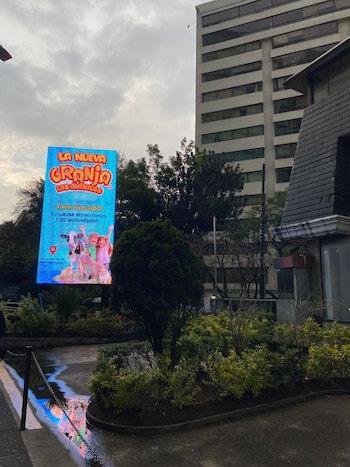 La instalación de un tótem publicitario luminoso en la intersección de Periférico y Monte Elbruz, en la colonia Polanco, alcaldía Miguel Hidalgo, ha detonado protestas vecinales y denuncias por presuntas irregularidades que contravienen la Ley de Publicidad Exterior de la Ciudad de México