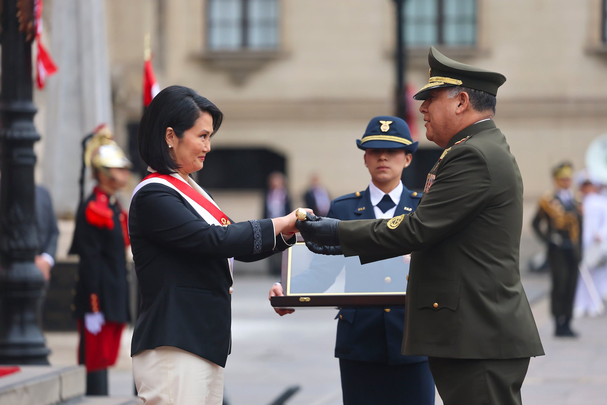 Reconocen a Keiko Fujimori como jefa suprema de las Fuerzas Armadas y la Policía durante ceremonia en Palacio de Gobierno