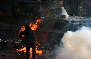 Un manifestante arroja una piedra