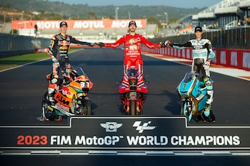 Los campeones del mundo de Moto GP, Pecco Bagnaia (c), Moto 2 , Pedro Acosta (i) y Moto 3, Jaume Masià (d) posan en la pista del circuito Ricardo Tormo, en Cheste (Valencia) tras celebrarse la última prueba del mundial. EFE/ Biel Aliño