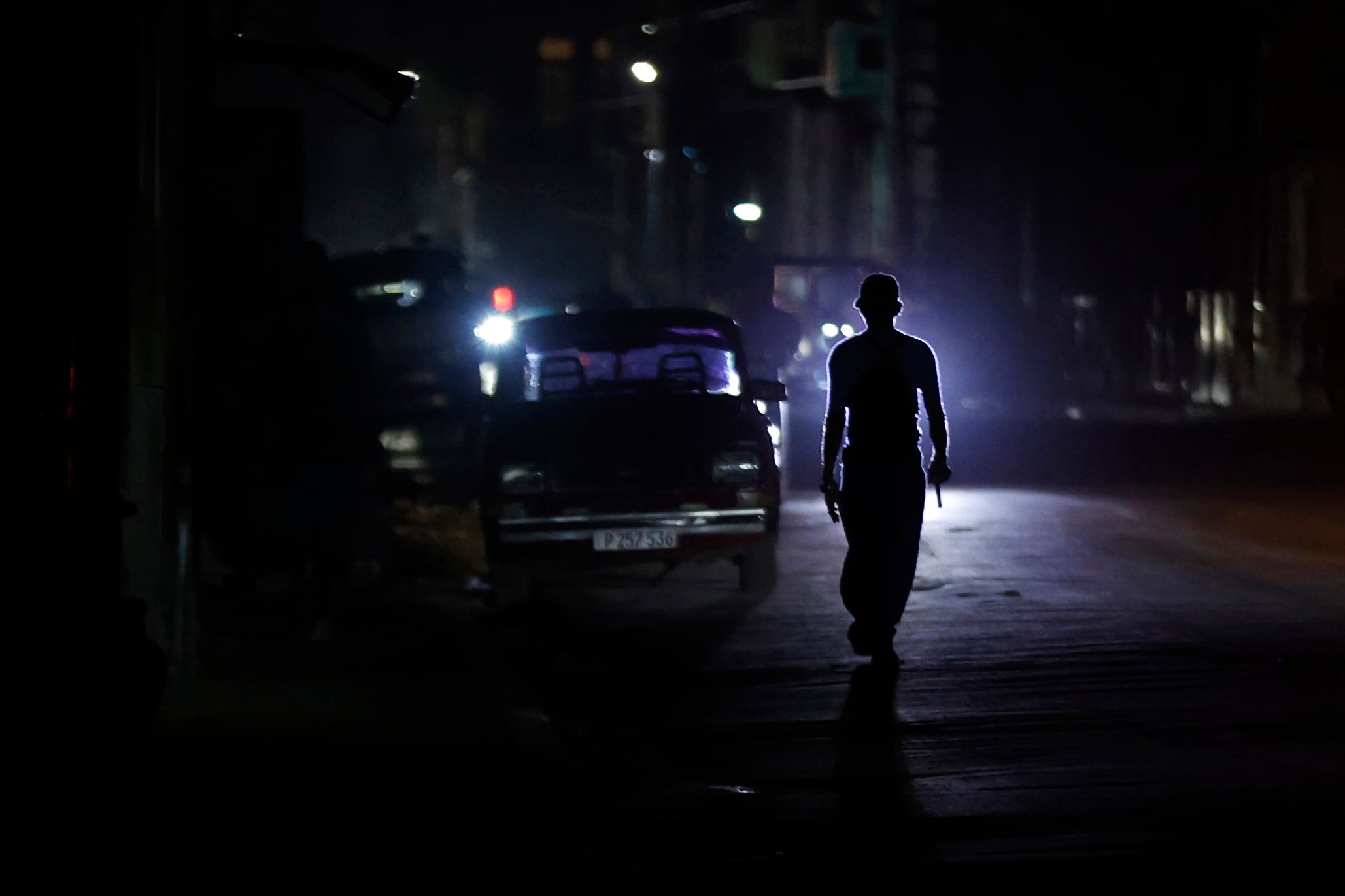Una persona caminando por una calle sin luz durante un apagón en La Habana (EFE/Ernesto Mastrascusa)