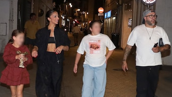 Kiko Rivera, orgulloso de Lola García tras recibir un reconocimiento en Sevilla, con sus hijas como testigos