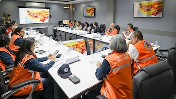 El presidente Bernardo Arévalo supervisa en Conred la respuesta por la tormenta tropical Cristina