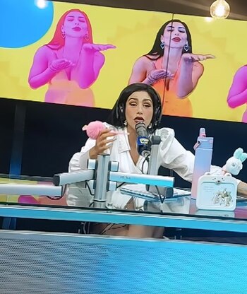 Leysi Suárez en la cabina de Radio La Karibeña. (Instagram/@lakaribenaperu)
