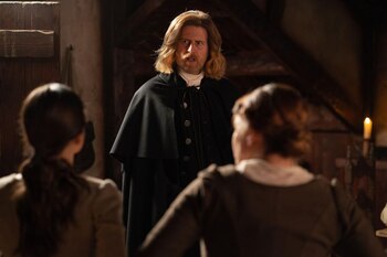 'Valle Salvaje': Dámaso da órdenes a las parteras. (RTVE)