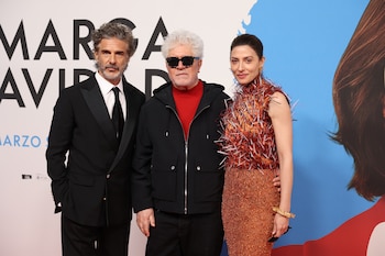 Imagen de archivo de Pedro Almodóvar (c), acompañado por la actriz Bárbara Lennie y el actor Leonardo Sbaraglia, en la presentación de su última película ´Amarga Navidad´. EFE/Kiko Huesca