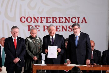 Desde la izquierda; el titular de la Suprema Corte de Justicia de la Nación (SCJN), Alejandro Zaldivar, Olga Sánchez Cordero, el Presidente de México, Andrés Manuel López Obrador, y el consejero jurídico de Presidencia de la República y Julio Scherer Ibarra. EFE/ Sáshenka Gutiérrez/Archivo