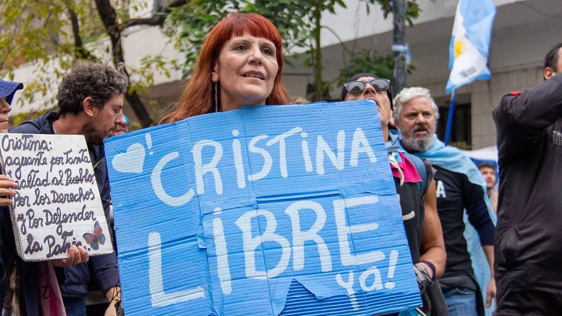 El cristinismo armó una serie de actos frente al departamento donde cumple condena la ex presidenta para mantener vivo el reclamo