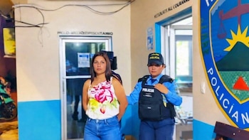 Hondureña es capturada por propinarle una golpiza a su esposo