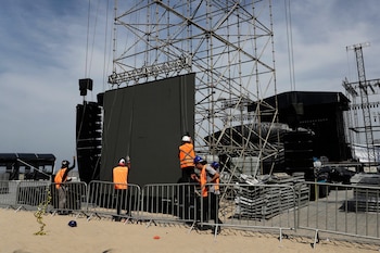 Trabajadores reanudan la construcción del escenario para un concierto de la estrella del pop colombiana Shakira después de la muerte de un trabajador en un accidente durante el montaje el día anterior, en la playa de Copacabana en Río de Janeiro, el lunes 27 de abril de 2026. (Foto AP/Bruna Prado)