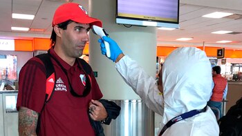 Así es el control que le realizan a los fanáticos de River en el aeropuerto de Quito. Lo mismo sucederá con el plantel millonario