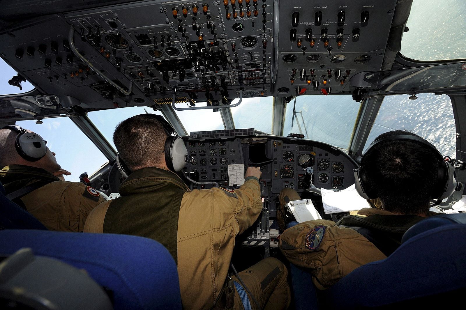Interior de un avión militar francés utilizado en las operaciones de búsqueda de la aeronave de Air France siniestrada en el Atlántico (EFE / Ministerio de Defensa de Francia)