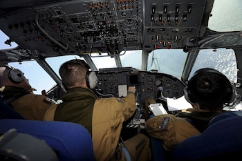 Interior de un avión militar francés utilizado en las operaciones de búsqueda de la aeronave de Air France siniestrada en el Atlántico (EFE / Ministerio de Defensa de Francia)