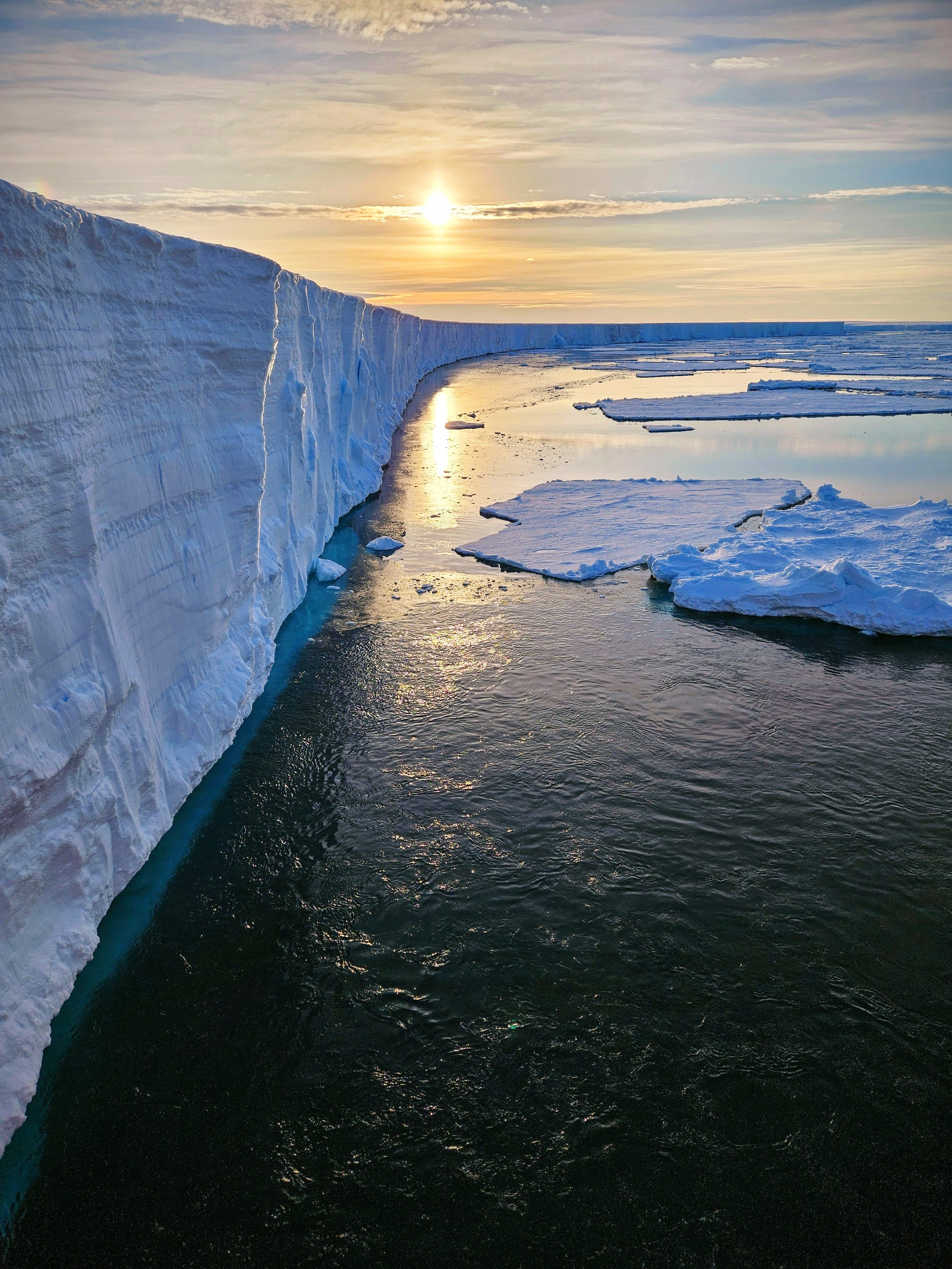 El hallazgo publicado en Nature Communications advierte que los canales bajo el hielo debilitan la capacidad de las plataformas antárticas como barreras naturales (Sebastian Moreau)