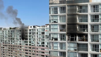 Incendio en edificio de San Isidro moviliza hasta 30 bomberos: las causas del siniestro continúan en investigación