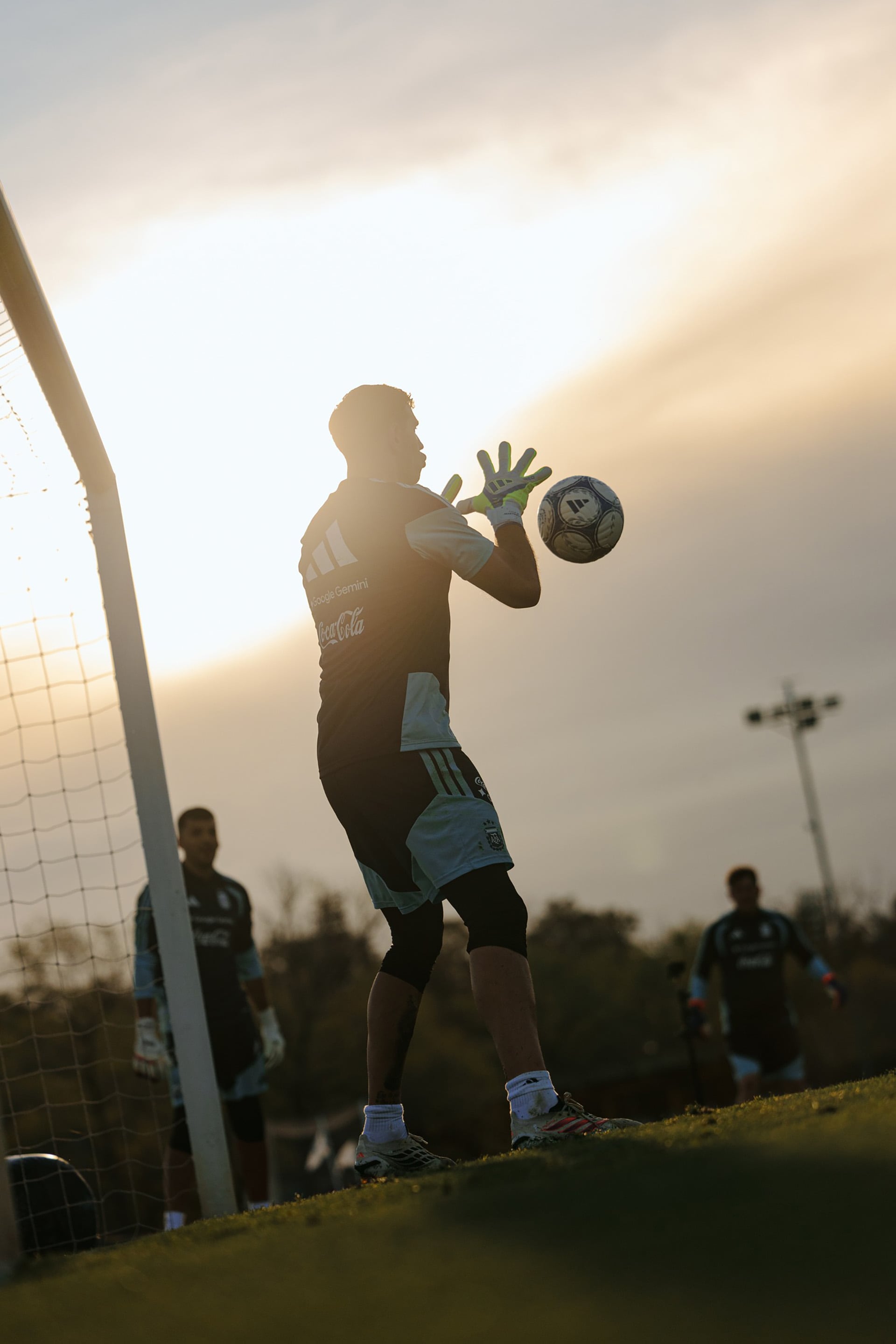 Dibu Martínez durante la práctica
