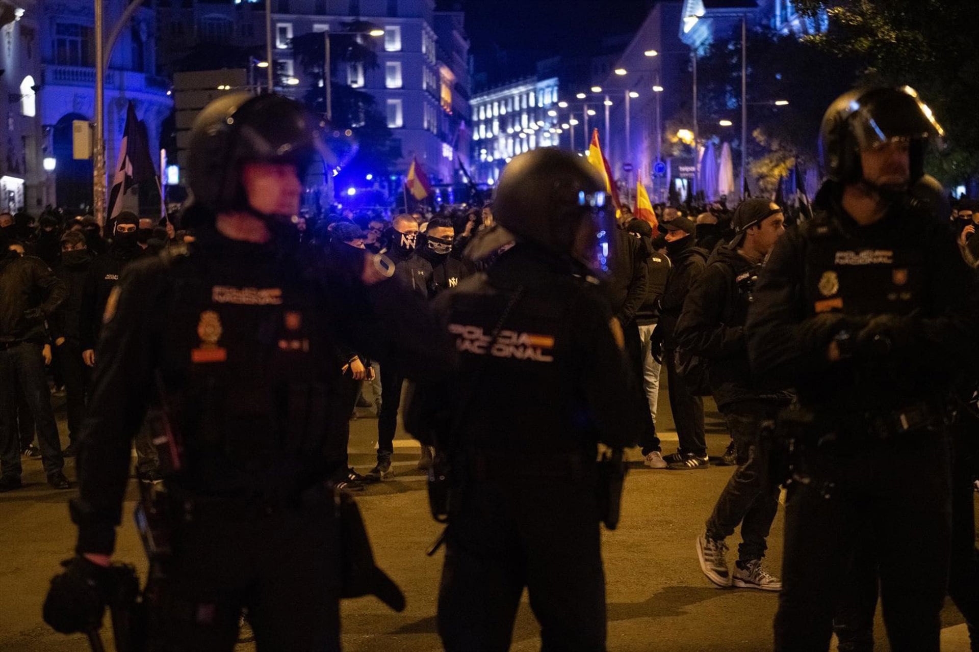 08/11/2025 Varios agentes antidisturbios de la Policía Nacional durante una manifestación nacionalista, a 8 de noviembre de 2025, en Madrid (España). La marcha, convocada por Núcleo Nacional en el marco del Noviembre Nacional 2025, ha partido desde la Plaza de Murillo hasta el Congreso de los Diputados.POLITICA Fernando Sánchez - Europa Press