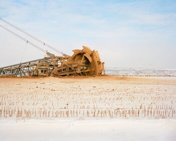 Tierra de nadie. Una excavadora