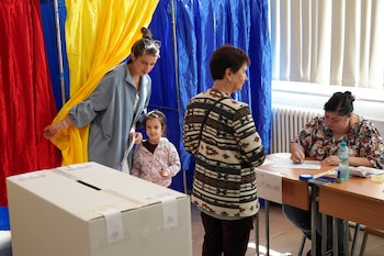 Los rumanos votan entre mantener