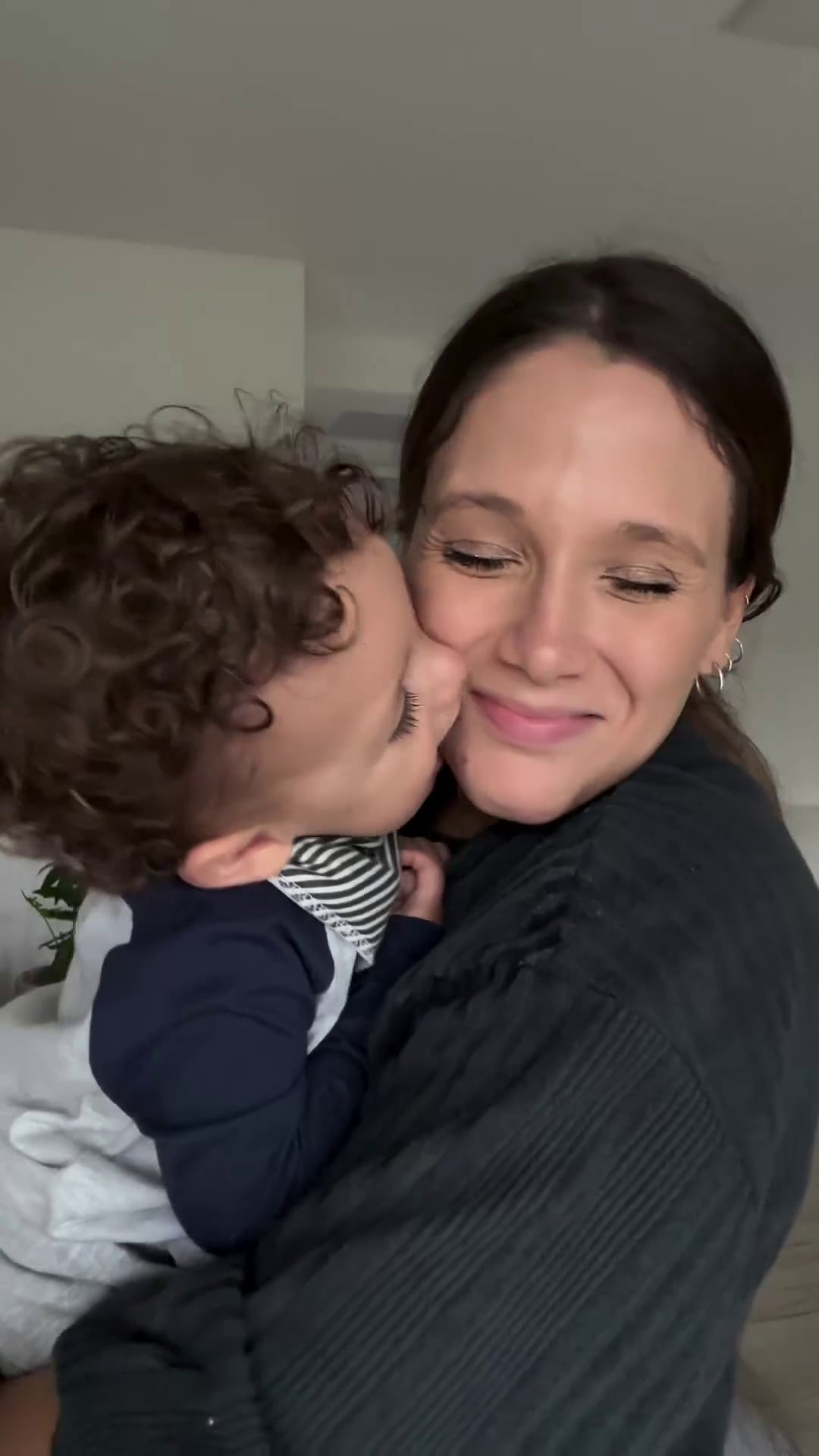 Emocionada, la actriz dejó constancia del tierno momento que vivió con su hijo