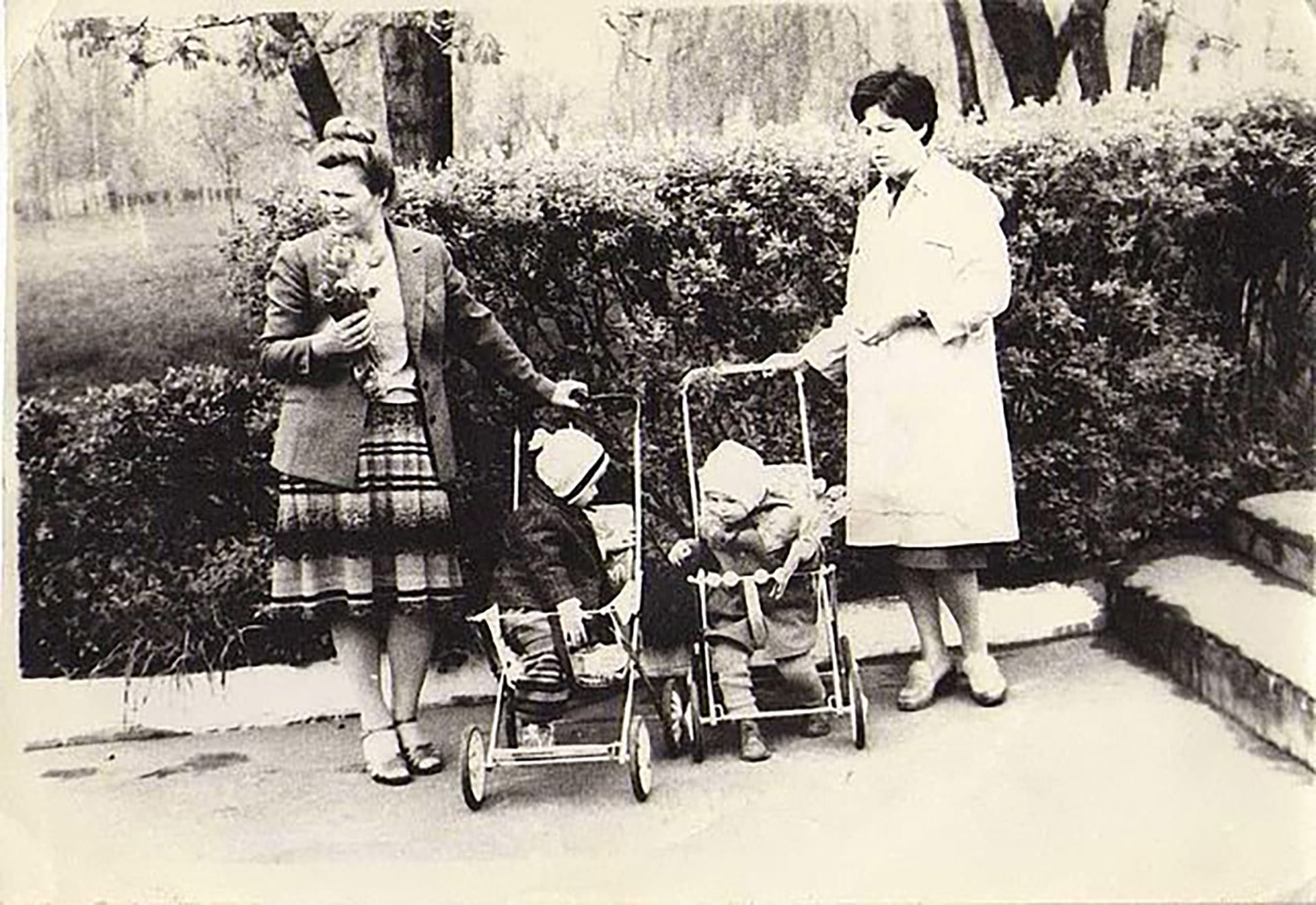 La mamá de Natalia posa junto a una amiga que vivía en el mismo edificio