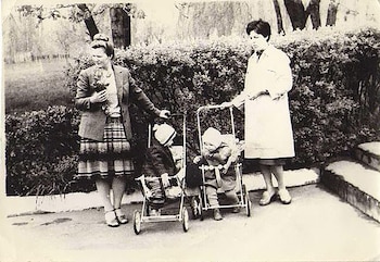 La mamá de Natalia posa junto a una amiga que vivía en el mismo edificio